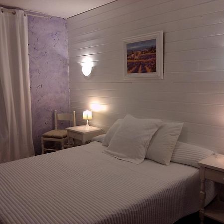 Chez Cecile Hotel Mornas Quarto foto