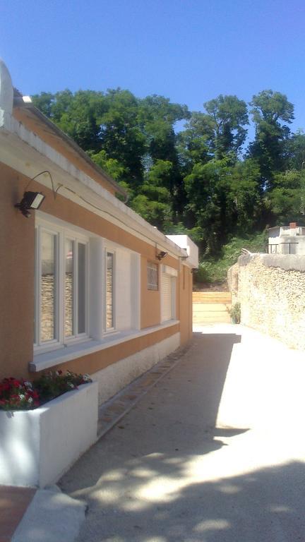 Chez Cecile Hotel Mornas Exterior foto