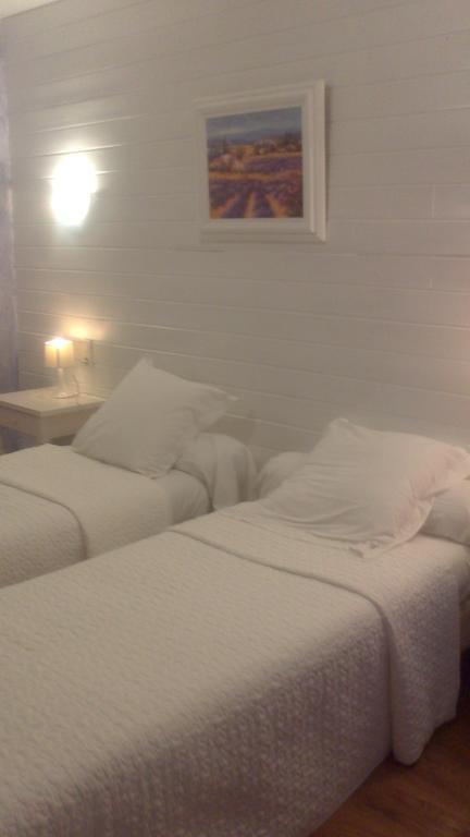 Chez Cecile Hotel Mornas Quarto foto