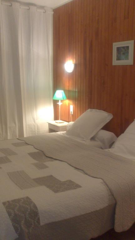 Chez Cecile Hotel Mornas Quarto foto
