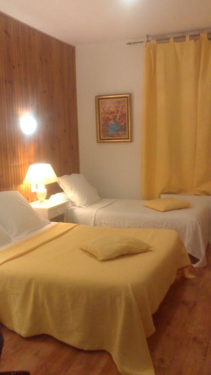 Chez Cecile Hotel Mornas Quarto foto