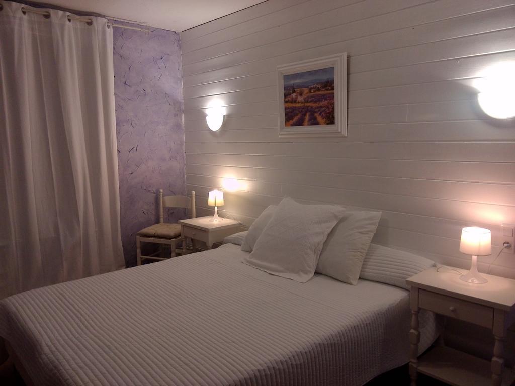 Chez Cecile Hotel Mornas Quarto foto